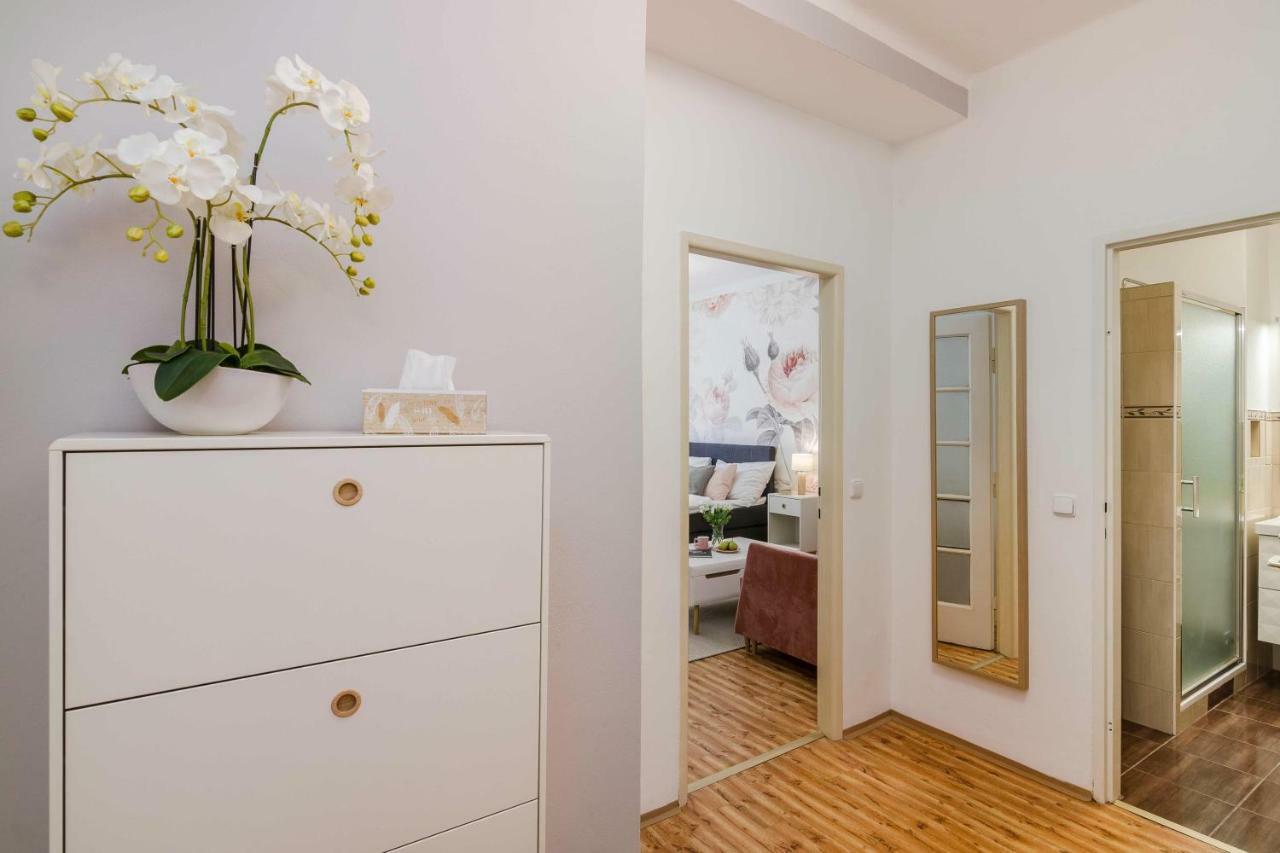 Apt In Prague Charles Bridge 1Km By Michal&Friends Exterior photo